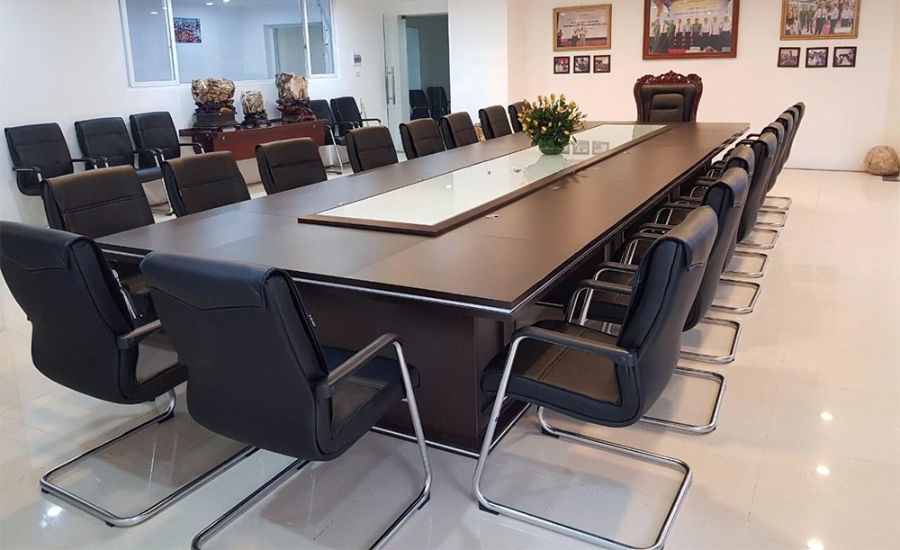 Thiết kế văn phòng công chứng có bàn họp và ghế ngồi cao cấp