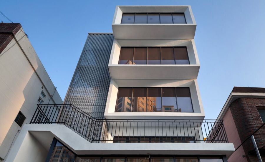 Mẫu nhà shophouse mặt tiền kính cường lực 3 tầng