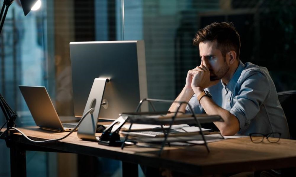 Văn phòng có thiết kế thiếu ánh sáng tự nhiên và nhân tạo